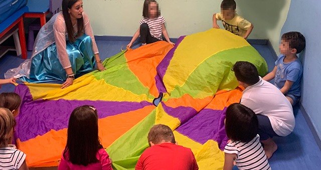 Juegos con paracaídas para niños en fiestas infantiles a domicilio